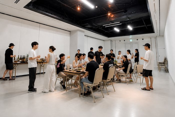 拡張したイベントスペースで持込み飲食を楽しむ様子